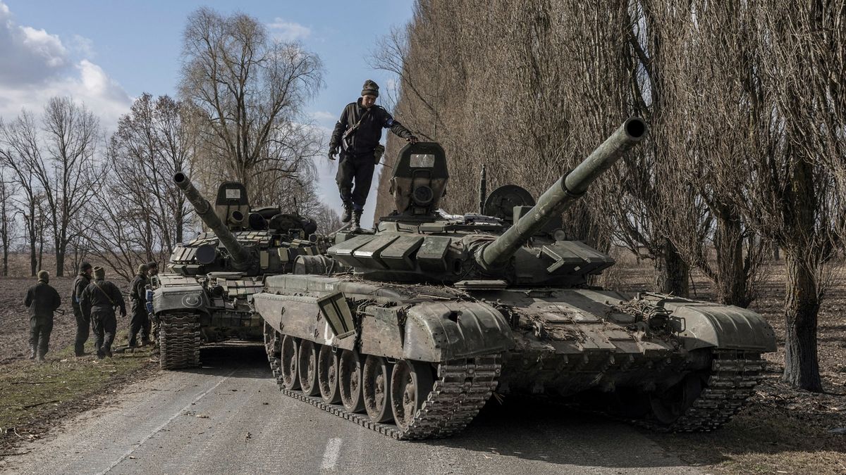 Ruští vojáci neplní rozkazy a schválně ničí vybavení, řekl šéf britských zpravodajců